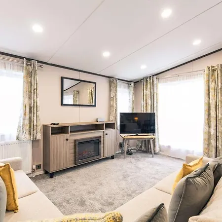 Fox With Hot Tub Holiday home