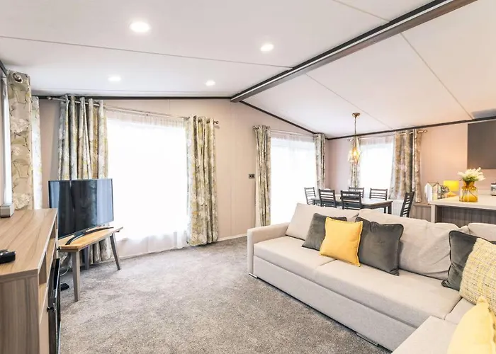 Fox With Hot Tub Holiday home *